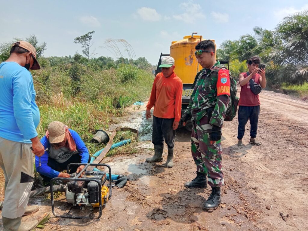 Antisipasi Karhutla, Babinsa 1015-03/MB Ketapang Bersama Warga Lakukan Pengecekan Cadangan Stok Air.