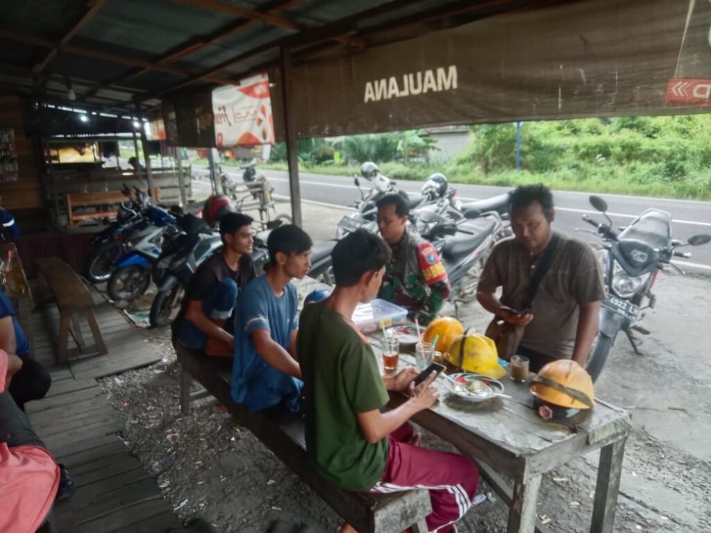 Jalin Komunikasi Bersama Warga Binaan,,Babinsa Koramil 1015-01/Mentaya Hilir Selatan Laksanakan Komsos