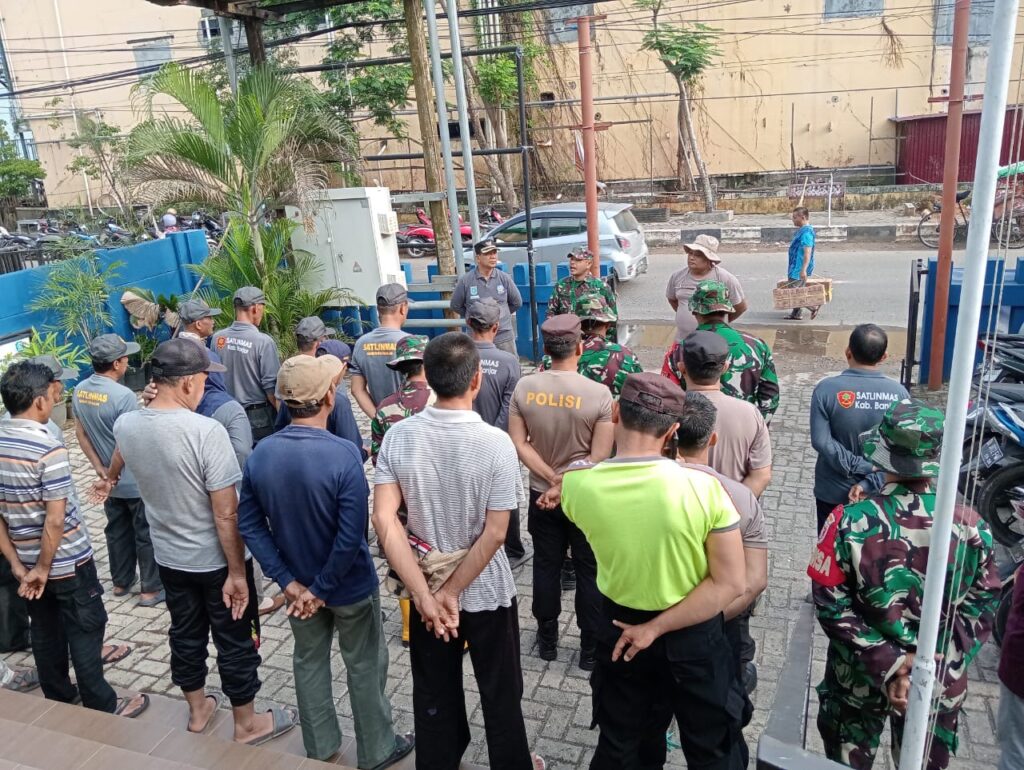 Pasar Kertak Hanyar Berubah Menjadi Bersih Berkat Gotong Royong TNI, Polri dan Warga
