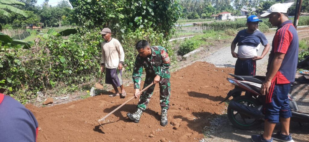 Sinergi TNI dan Warga Sembung Bangun Akses Jalan Desa
