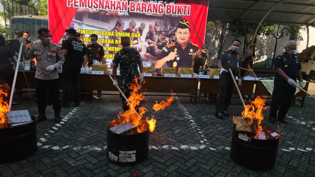 Kasdim 0819 Pasuruan Hadiri Pemusnahan Barang Bukti Inkracht Di Kajari Kabupaten Pasuruan