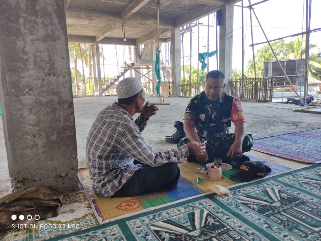 Babinsa Jerowaru Komsos dengan Tokoh Agama Bahas Gotong Royong Pembangunan Masjid