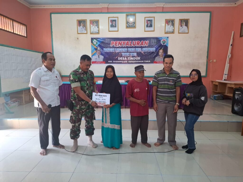 Wujud Peran Aktif, Babinsa Koramil 1015-04/Baamang Dampingi Penyaluran BLT Dana Desa