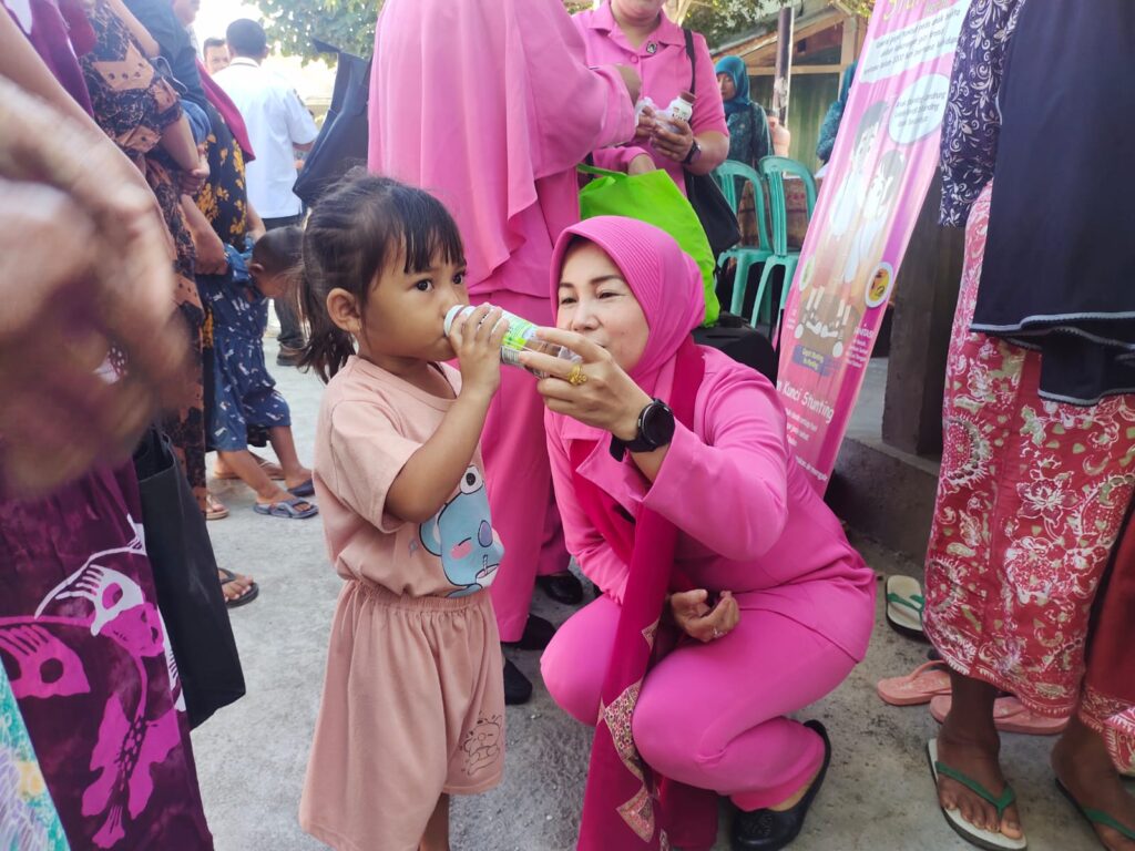 Ketua Bhayangkari Cabang Lombok Utara Serukan Pola Makan Sehat dalam Upaya Tekan Stunting di Desa Sambik Bangkol