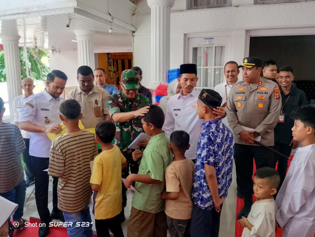 Dandim 0105/Abar Turut Dampingi Gubernur Aceh Santuni Anak Yatim Yang Digelar Pemkab Aceh Barat