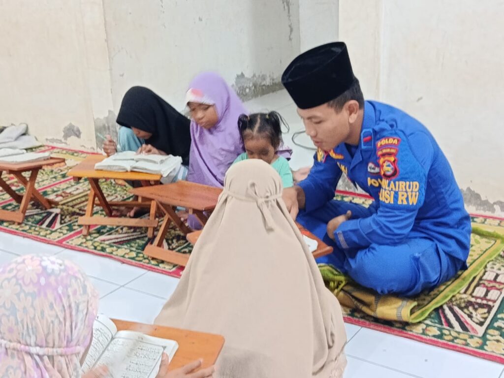 Polisi Airud Polda NTB Ajak Anak-Anak Boak Cinta al-Quran