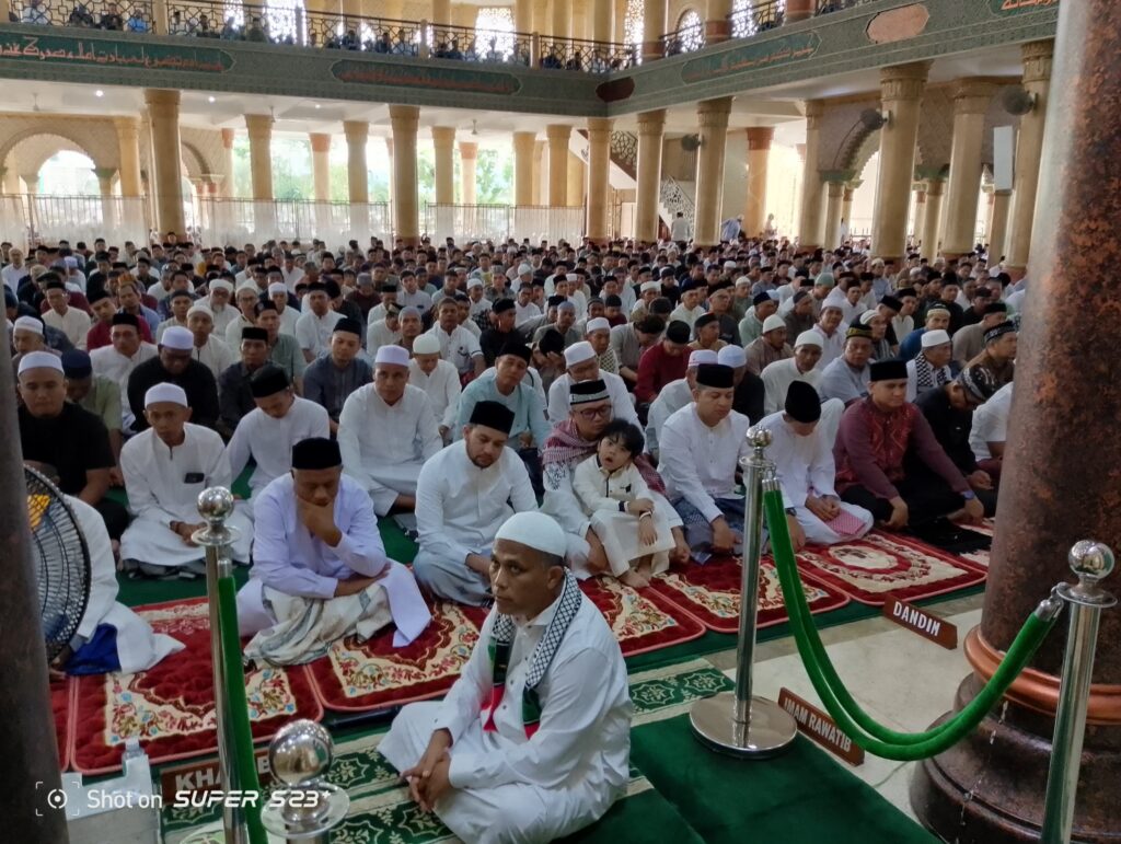Dandim 0105/Abar Bersama Unsur Forkopimda Aceh Barat Melaksanakan Sholat Idul Adha 1446 H Di Masjid Agung Baitul Makmur