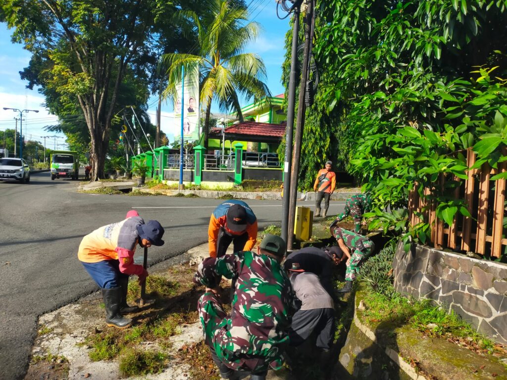 Lurah dan Koramil Peringati Hari Lingkungan Hidup Sedunia Lewat Aksi Gotong Royong