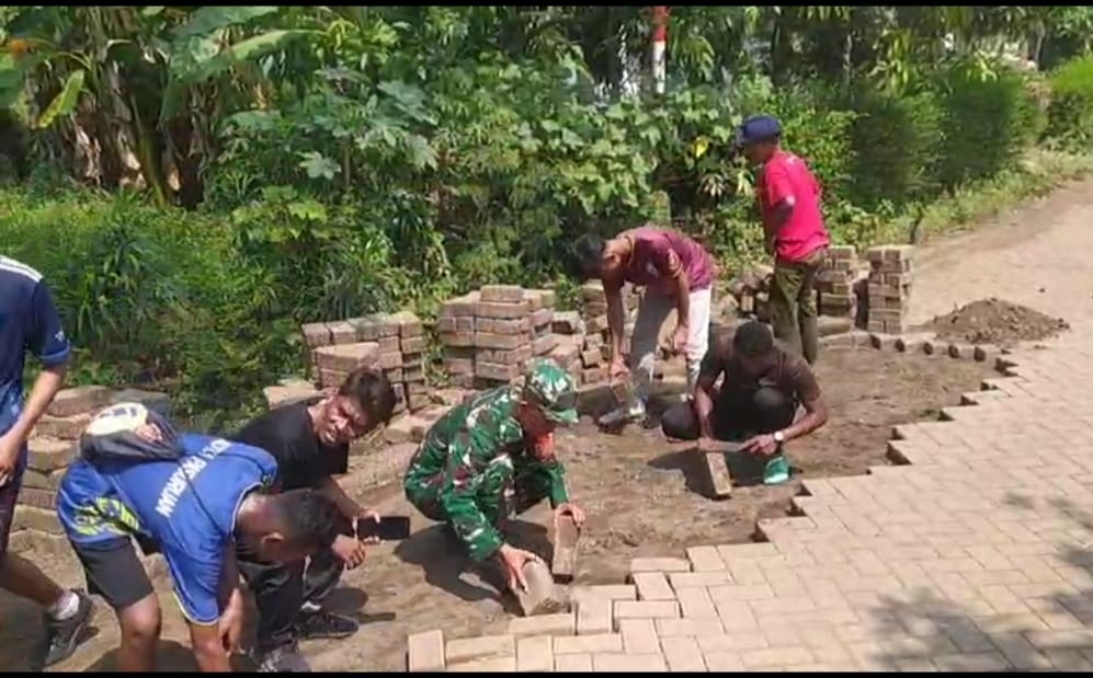 Babinsa Koramil Winongan Bantu Warga Pasang Paving Jalan