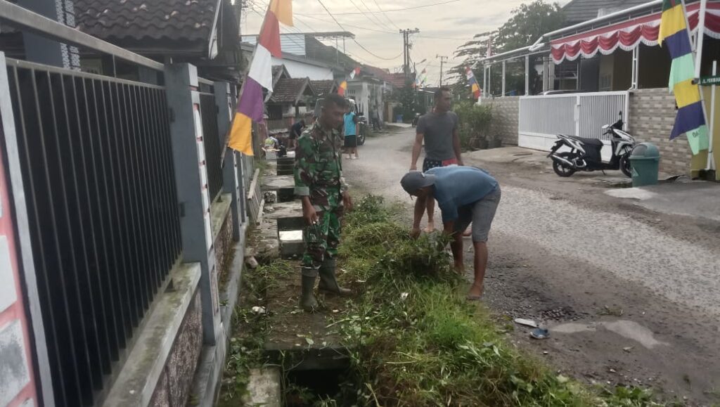Babinsa Koramil 1015-03/MB Ketapang Bersama Warga Bersihkan Lingkungan 