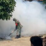 Cegah Demam Berdarah, Babinsa Pimpin Fogging di Tiga Dusun Desa Kurung