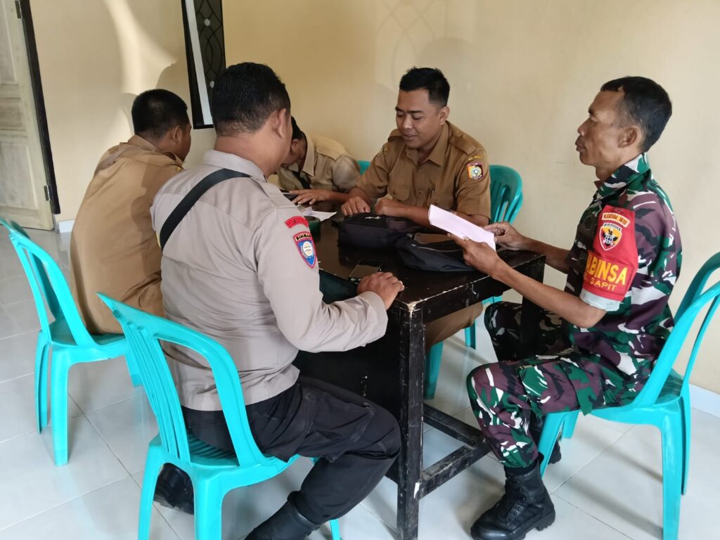 Babinsa dan Bhabinkamtibmas Desa Sapit Jalin Sinergitas Lewat Komsos Bersama Perangkat Desa