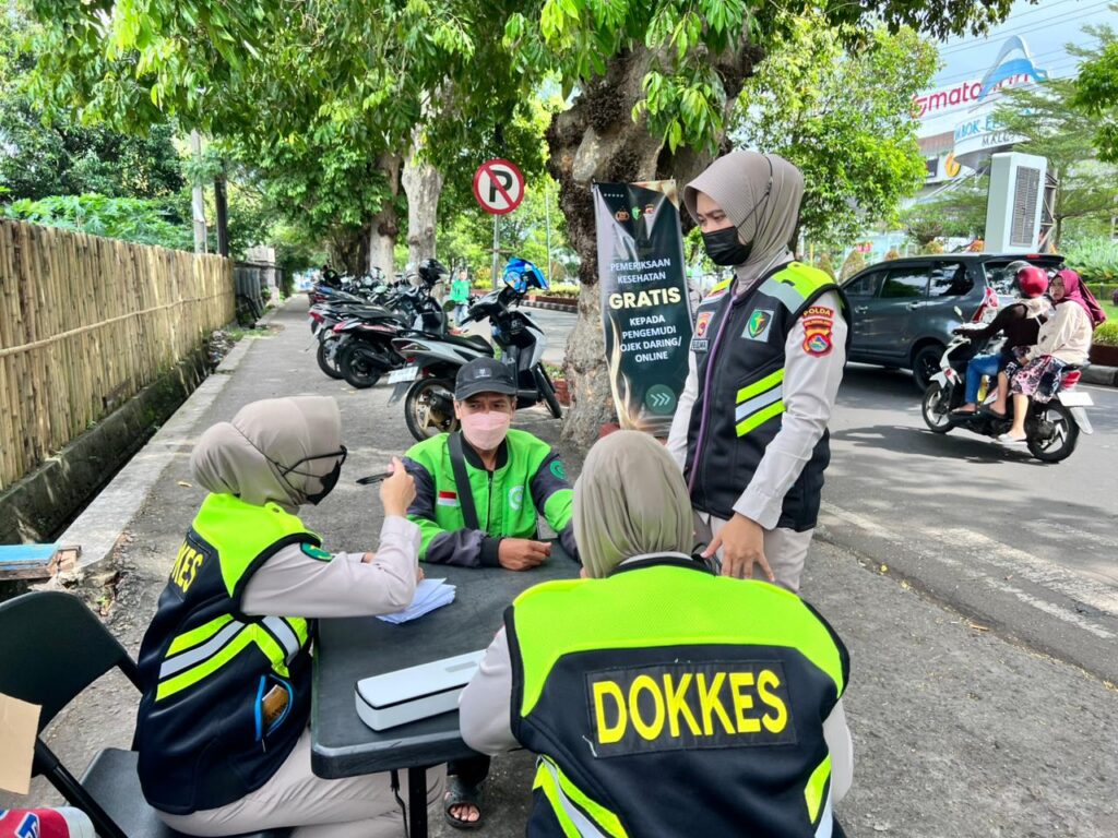 Sambut Hari Bhayangkara ke-79, Biddokkes Polda NTB Gelar Pemeriksaan Kesehatan Gratis untuk Pengemudi Ojek