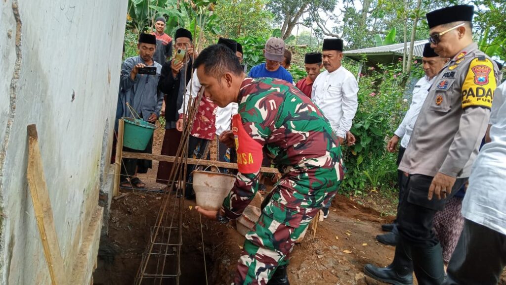 Kopda Eko Mardianto Hadiri Peletakan Batu Pertama Masjid Baitul Falach di Dusun Jawar