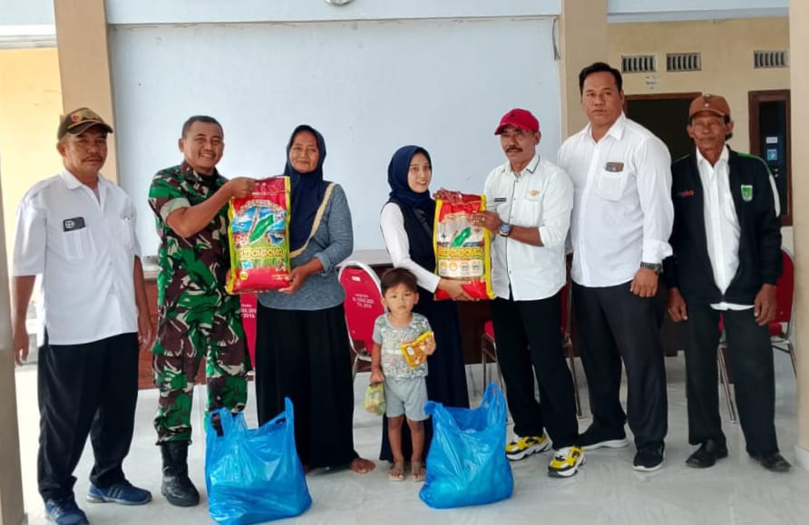 Peduli Kemanusiaan, Batuud Koramil Lekok Dampingi Penyerahan Santunan bagi Korban Kebakaran