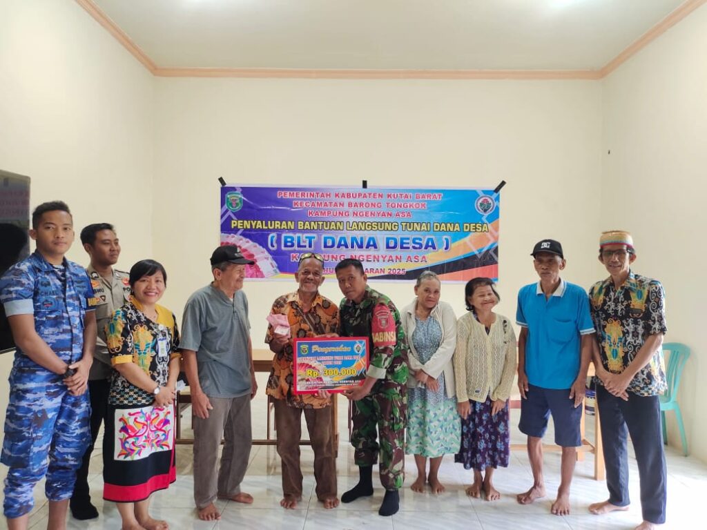 Babinsa Koramil 13/Barong Tongkok Hadiri Kegiatan Penyaluran BLT-DD Di Kampung Ngenyan Asa