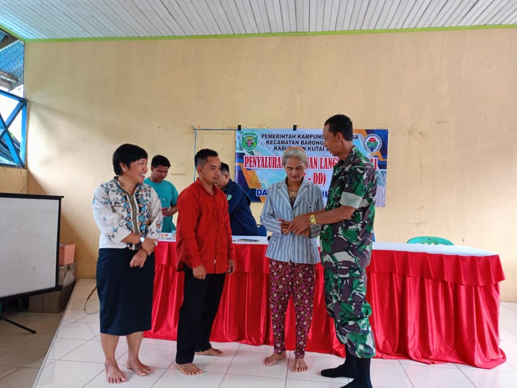 Babinsa Koramil 0912-13/Barong Tongkok Hadiri Kegiatan Penyaluran BLT di Desa Balok Asa