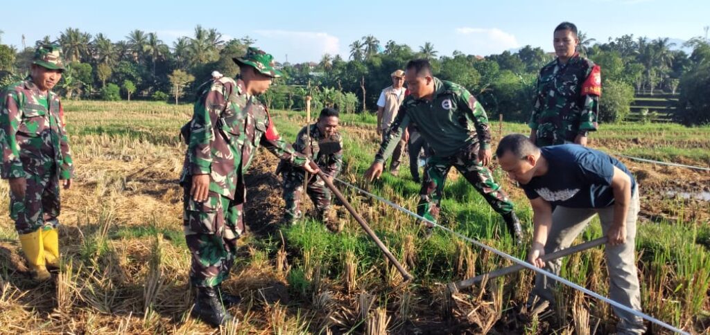 TNI, Warga, dan Pemerintah Bahu-Membahu Bangun Jalan Usaha Tani di Merembu