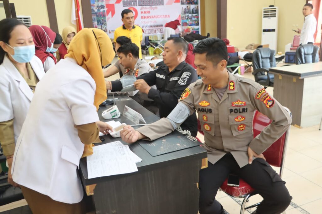 Sambut Hari Bhayangkara ke-79, Polres Lombok Utara Gelar Bhakti Kesehatan Donor Dara