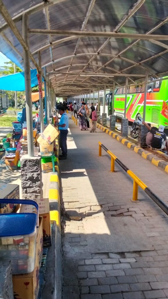 Ironi Pelabuhan Lembar: Jalur Motor Tanpa Toilet, Pengendara Terjebak ‘Siksaan’ Tunggu Kapal