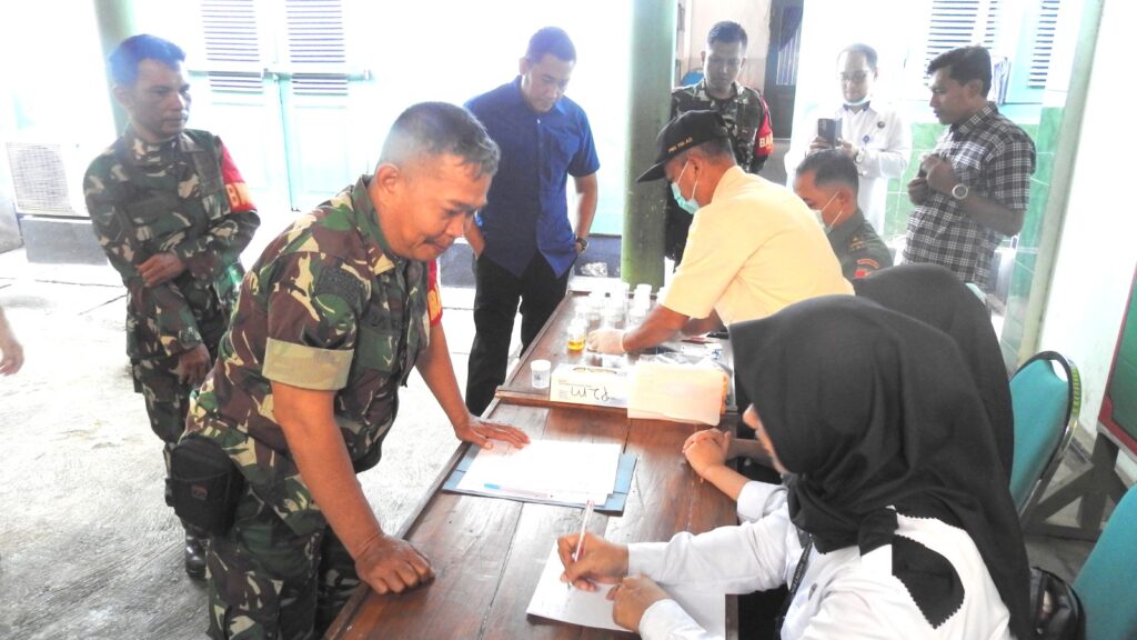Staf Intel Kodim 0819 Pasuruan Gelar Tes Urine Guna Cegah Peredaran Narkoba