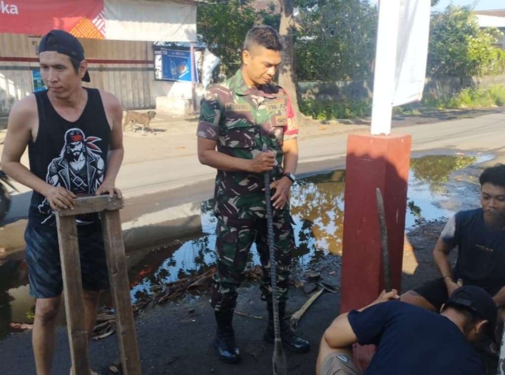 Warga Karang Ujung Pasang Portal, Babinsa Dukung Penuh Langkah Cegah Sampah Liar