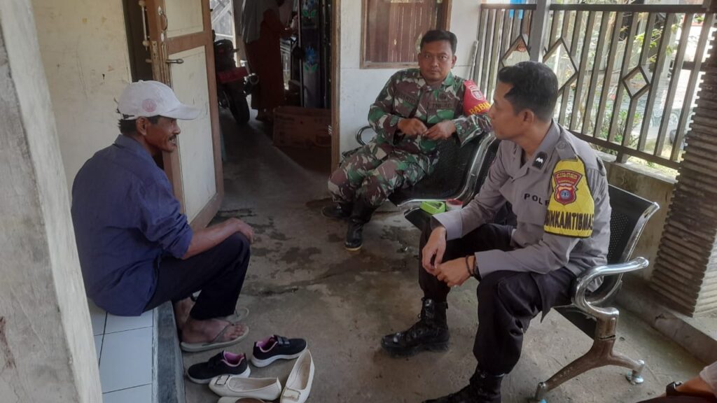 Babinsa-Bhabinkamtibmas Pandawan Komsos dengan Warga, Jaga Stabilitas Wilayah