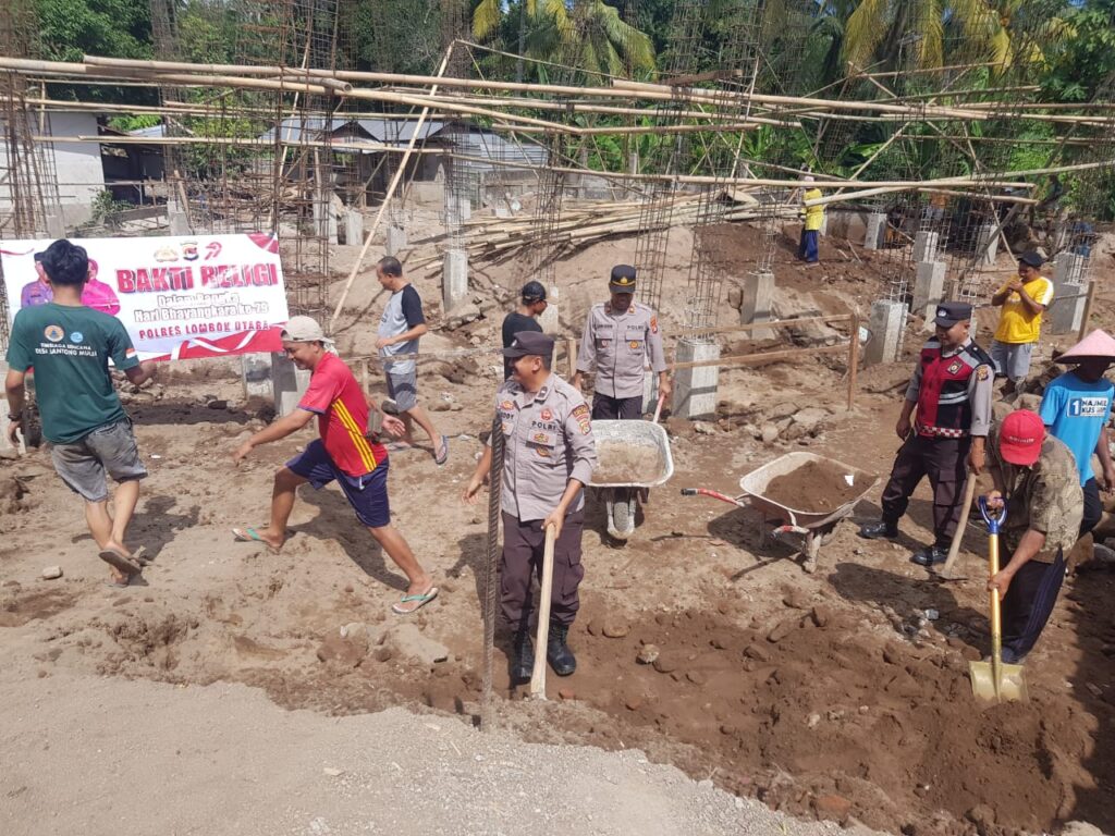 Bhakti Religi HUT Bhayangkara ke-79, Polsek Kayangan Bantu Pembangunan Masjid di Desa Sesait