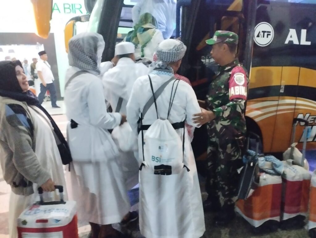 Sinergi TNI-Polri Amankan Kedatangan Jamaah Haji Kloter 006