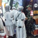 Sinergi TNI-Polri Amankan Kedatangan Jamaah Haji Kloter 006