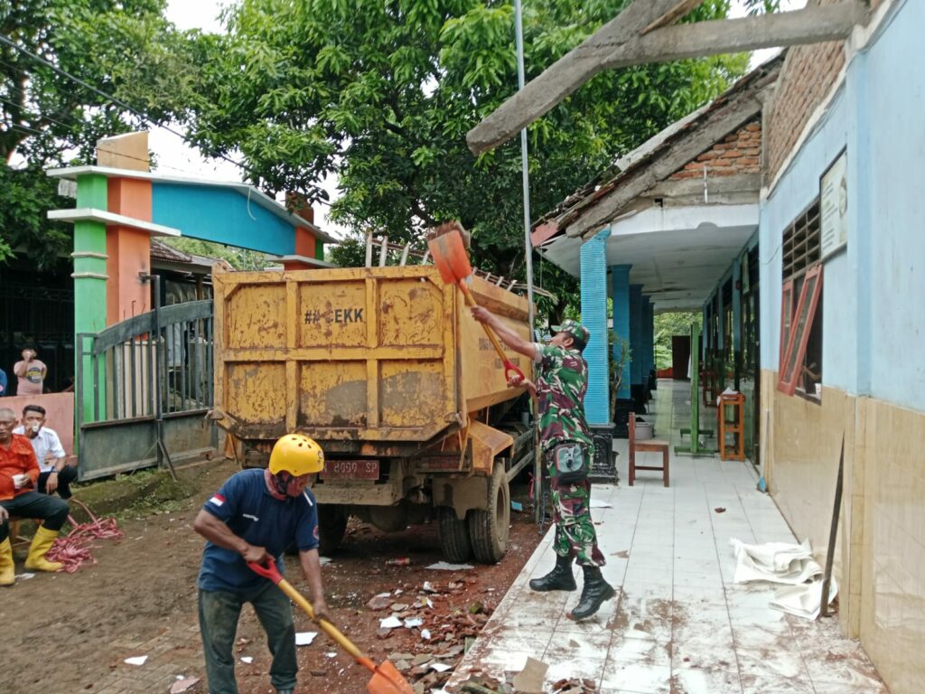 Wujud Kepedulian, Babinsa Bersihkan Sisa Material Bangunan SDN Petung