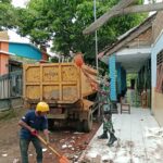 Wujud Kepedulian, Babinsa Bersihkan Sisa Material Bangunan SDN Petung