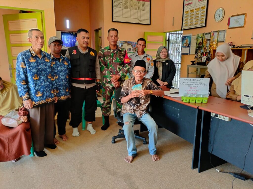 Wujudkan Transparansi, Penyaluran BLT di Desa Wawai Dikawal Ketat Babinsa dan Bhabinkamtibmas