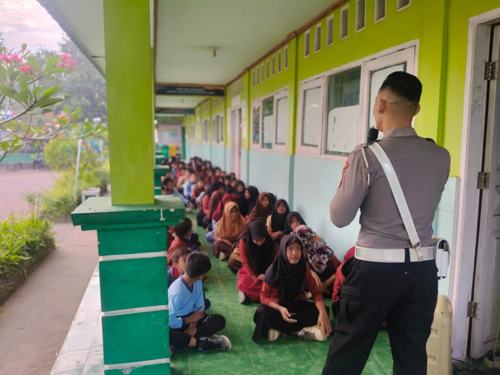 Sat Lantas Polres Lombok Utara Berikan Penyuluhan Lalu Lintas kepada Siswa SDN 5 Gondang