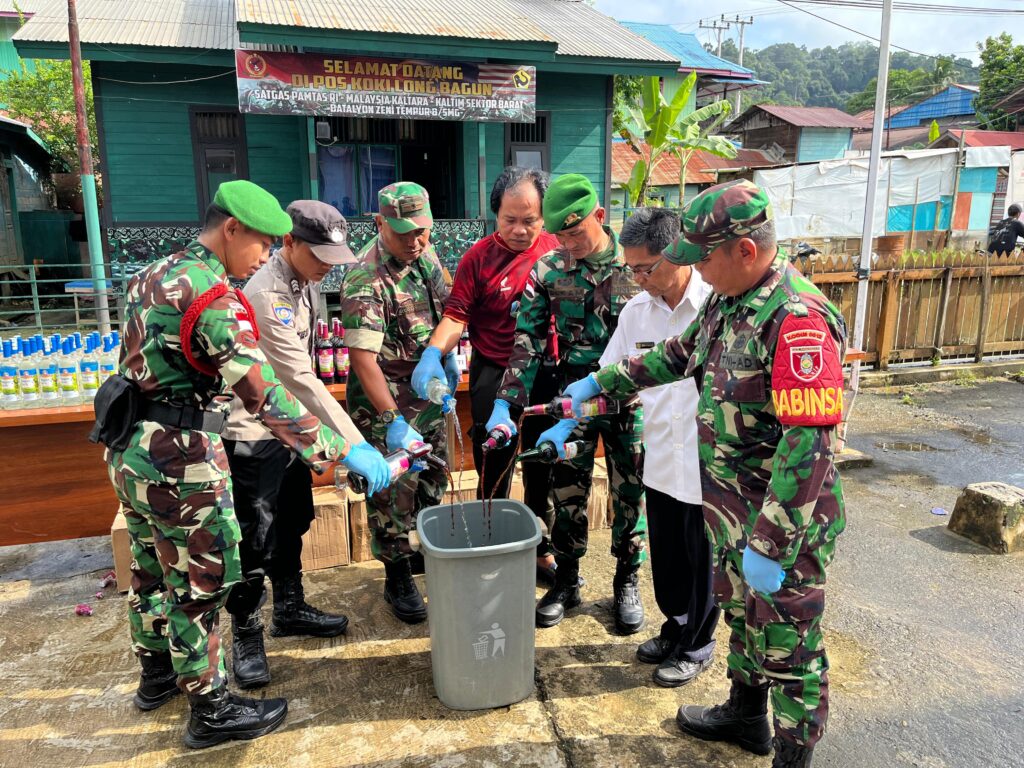 Pabung Kodim 0912/Kutai Barat Hadiri Pemusnahan Barang Bukti Miras di Pos Satgas Pamtas RI–Malaysia