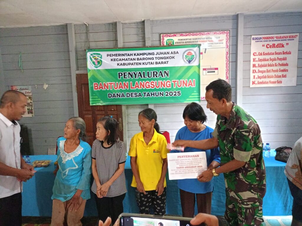 Babinsa Koramil 0912-13/Barong Tongkok Monitoring Penyaluran BLT di Kampung Juhan Asa