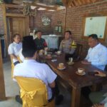 Babinsa dan Bhabinkamtibmas Gelar Komsos Bersama Unsur Desa di Kembang Kuning