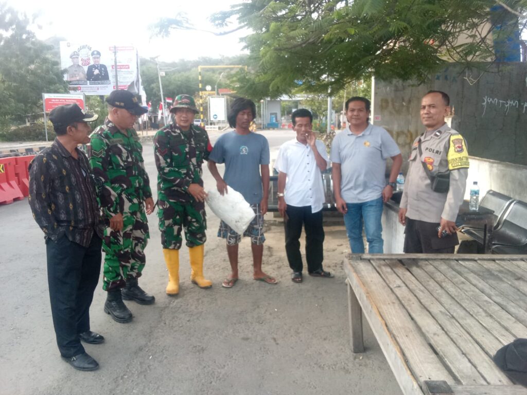 Warga Desa Bandok yang Terdampar di Sumbawa Barat Dijemput Babinsa dan Aparat Desa