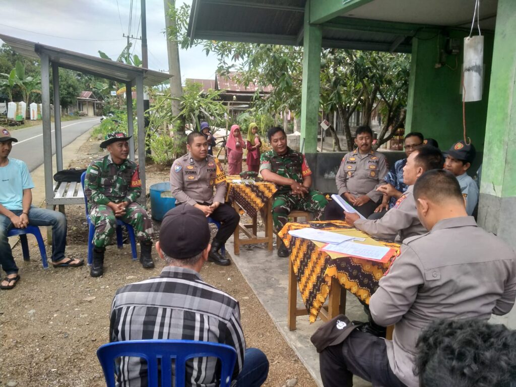 HUT Bhayangkara ke-79: Pos Kamling Desa Ayuang Dinilai Polda Kalsel, Babinsa Turut Dampingi