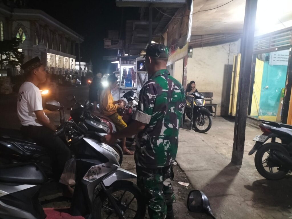 Babinsa Jajaran Kodim 1620/Loteng Gelar Patroli Malam Wujudkan Kamtibmas di Wilayah Binaan