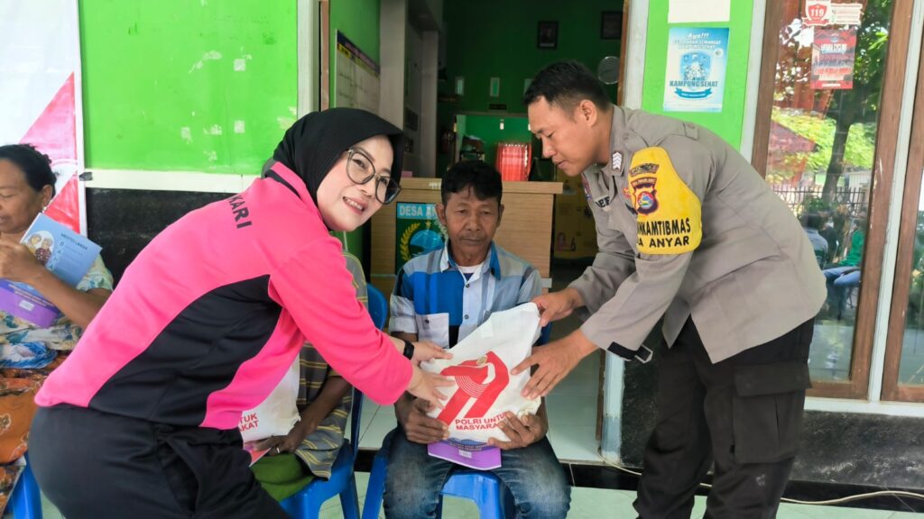 Lewat Baksos dan Bansos Ketua Cabang Bhayangkari Lombok Utara Sapa Warga Desa Anyar