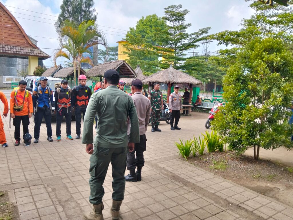 Drama Penyelamatan WNA Brazil di Lereng Rinjani: Korban Jatuh ke Jurang 200 Meter, Tim SAR Bergerak Cepat!