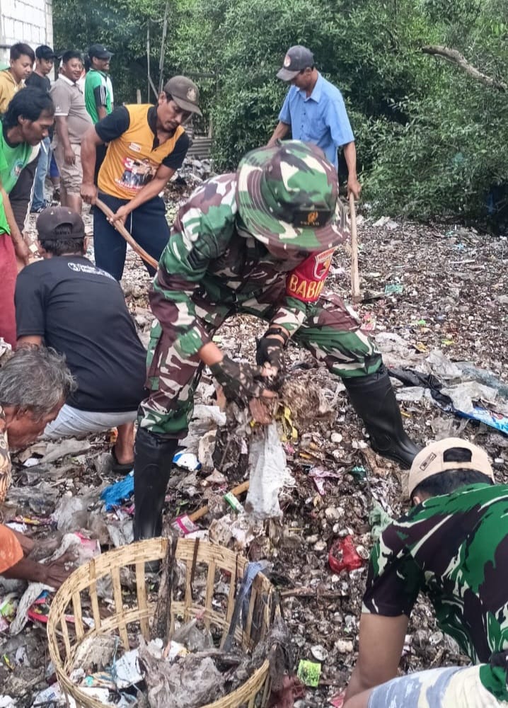 TNI dan Warga Gadingrejo Kompak Bersihkan Pesisir, Jaga Ekosistem dan Edukasi Lingkungan