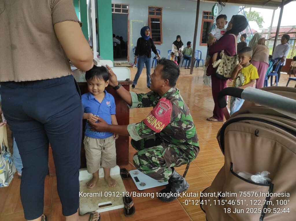 Babinsa Koramil 0912-13/Barong Tongkok Dampingi Kegiatan Posyandu, Posbindu, dan Pemeriksaan Kesehatan di Kampung Sendawar