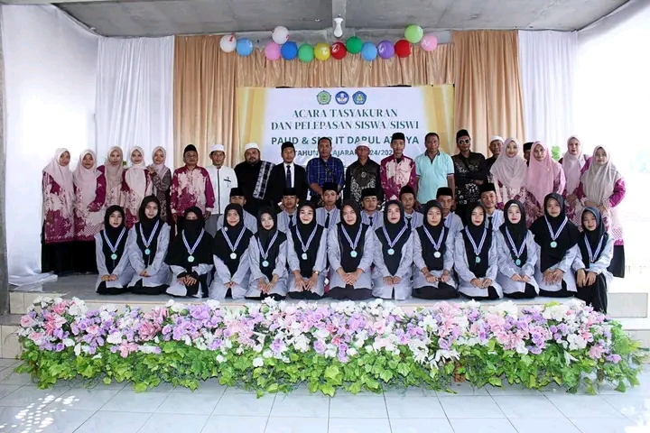 ACARA TASYAKKUR DAN PELESAPASAN SMP IT DARUL AZKIYA AIK MENING, KANIT UPTD TERARA MENEKANKAN PENTINGNYA KEDISIPLINAN