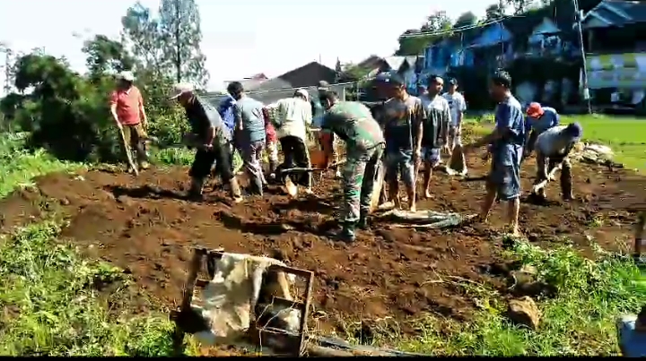 Babinsa dan Warga Andonosari Laksanakan Kerja Bakti Perawatan Infrastruktur