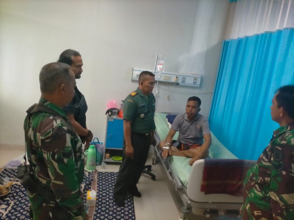 Danramil Labuan Amas Utara Besuk Anggota yang Sakit di RS Damanhuri