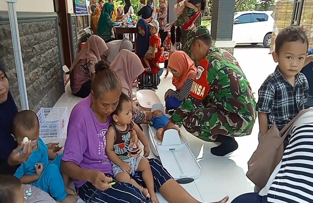 Babinsa Wonodadi Bersama Kader Posyandu dan Bidan Desa Berikan Vitamin Balita untuk Cegah Stunting