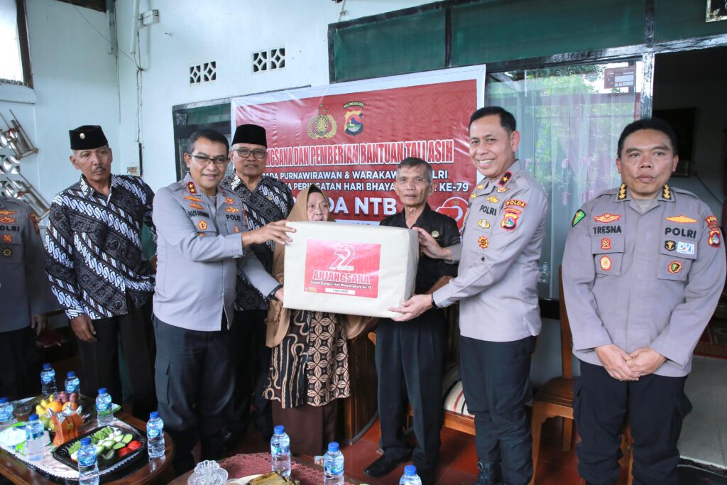 Hari Bhayangkara ke-79, Kapolda NTB Serahkan Bantuan Sosial kepada Keluarga Purnawirawan Polri