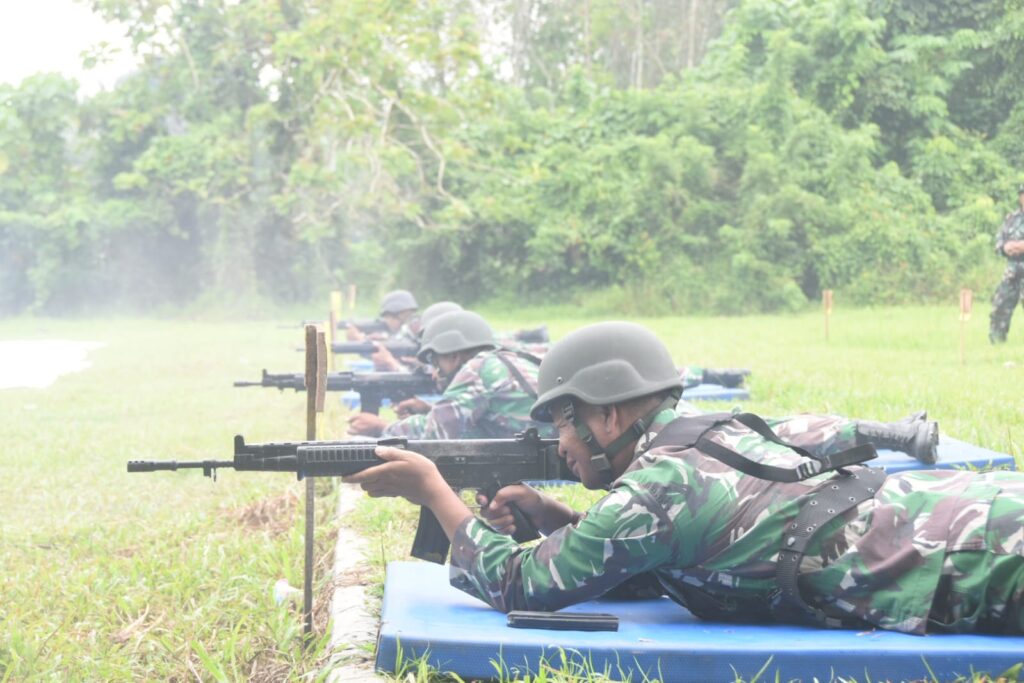 Jaga Kemahiran, Prajurit Kodim 1002/HST Ikuti Latihan Menembak Senapan dan Pistol
